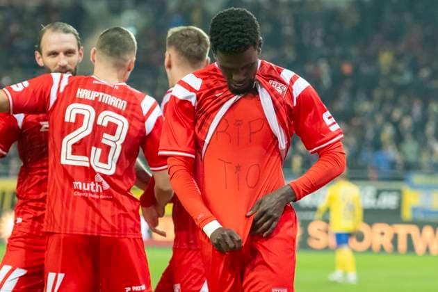 Regionalliga Nordost -Saison 25 26 Hallescher FC vs. 1.FC Lok Leipzig Halle, Deutschland 24.Oktober 2025: Im Bild:v.re.Bocar Baro (Halle) macht das Tor zum 1:0 Feature, Symbol, Symbolfoto, charakteristisch, Detail, Halle Saale Leuna Chemie Stadion Sachsen-Anhalt Deutschland