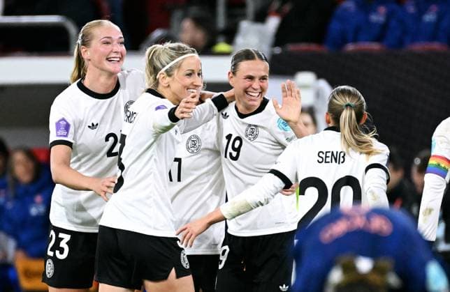 Fussball, Deutschland, Frauen Nationalmannschaft, Nations League Halbfinale, Merkur Spiel-Arena Düsseldorf: Deutschland - Frankreich; Jubel Klara Bühl (GER) nach ihrem Tor zum 1:0. Jubel, Freude, Aktion.