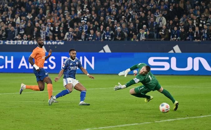 Moussa Sylla (FC Schalke 04) erzielt gegen Torwart Marcel Schuhen (SV Darmstadt 98) das Tor zum 1:0 24.10.2025, Fussball 2. Bundesliga, Saison 2025 2026, 10. Spieltag, FC Schalke 04 - SV Darmstadt 98 DFL regulations prohibit any use of photographs as image sequences and or quasi-video Gelsenkirchen Veltins Arena Nordrhein Westfalen Deutschland