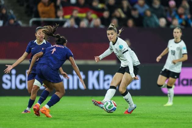 Fußball Frauen UEFA Womens Nations League Halbfinale Deutschland - Frankreich am 24.10.2025 in der Merkurs Spiel-Arena in Düsseldorf Alice Sombath ( Frankreich ), links - Selina Cerci ( Deutschland ), rechts DFB regulations prohibit any use of photographs as image sequences and or quasi-video.