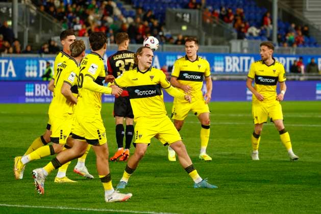 24.10.2025, xavx, Fussball 3.Liga, SV Wehen Wiesbaden - Alemannia Aachen v.l. Lars Gindorf (Alemannia Aachen) celebrate the goal, Der Torjubel zum 0:1 (DFL DFB REGULATIONS PROHIBIT ANY USE OF PHOTOGRAPHS as IMAGE SEQUENCES and or QUASI-VIDEO) Wiesbaden
