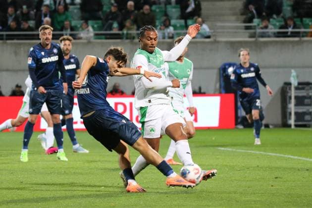 24.10.2025, xpfrx, Fussball 2.Bundesliga, SpVgg Greuther Fuerth - Karlsruher SC v.l. Rafel Pinto Pedrosa (Karlsruher SC KSC) David Abrangao (Greuther Fürth Fuerth) Zweikampf, Aktion, action, battle for the ball (DFL DFB REGULATIONS PROHIBIT ANY USE OF PHOTOGRAPHS as IMAGE SEQUENCES and or QUASI-VIDEO) Fuerth