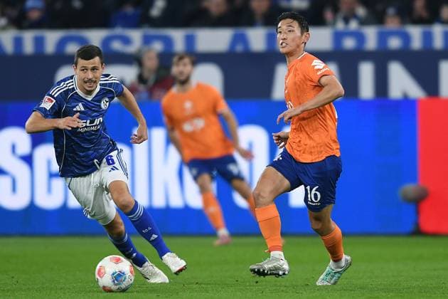 Fußball 2. Bundesliga 10. Spieltag FC Schalke 04 - SV Darmstadt 98 am 24.10.2025 in der Veltins Arena in Gelsenkirchen Ron Schallenberg ( Schalke ), links - Hiroki Akiyama ( Darmstadt ), rechts DFL regulations prohibit any use of photographs as image sequences and or quasi-video.