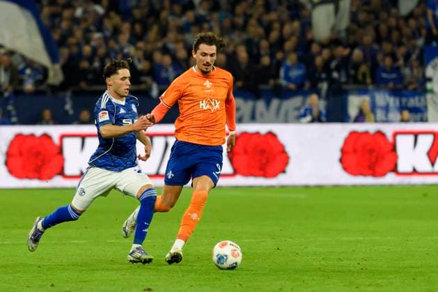 Soufiane El-Faouzi (FC Schalke) und Fraser Hornby (SV Darmstadt 98) im Kampf um den Ball waehrend des spiels der 2. Bundesliga zwischen FC Schalke 04 und SV Darmstadt 98 Veltins-Arena am 24. October 2025 in Gelsenkirchen, Deutschland. (Foto von Max Maiwald DeFodi Images) +++ Soufiane El-Faouzi (FC Schalke) und Fraser Hornby (SV Darmstadt 98) battle for the ball during the 2. Bundesliga match between FC Schalke 04 and SV Darmstadt 98 at Veltins-Arena on October 24, 2025 in Gelsenkirchen, Germany. (Photo by Max Maiwald DeFodi Images) DFB DFL REGULATIONS PROHIBIT ANY USE OF PHOTOGRAPHS AS IMAGE SEQUENCES AND OR QUASI-VIDEO. (Photo by Max Maiwald DeFodi Images) Soufiane El Faouzi FC Schalke and Fraser Hornby SV Darmstadt 98 battle for the ball during the 2 Bundesliga match between FC Schalke 04 and SV Darmstadt 98 Veltins Arena on October 24, 2025 in Gelsenkirchen, Germany Photo by Max Maiwald DeFodi Images Soufiane El Faouzi FC Schalke and Fraser Hornby SV Darmstadt 98 battle for the ball during the 2 Bundesliga match between FC Schalke 04 and SV Darmstadt 98 at Veltins Arena on October 24, 2025 in Gelsenkirchen, Germany Photo by Max Maiwald DeFodi Images DFB DFL REGULATIONS PROHIBIT ANY USE OF PHOTOGRAPHS AS IMAGE SEQUENCES AND OR QUASI VIDEO Photo by Max Maiwald DeFodi Images
