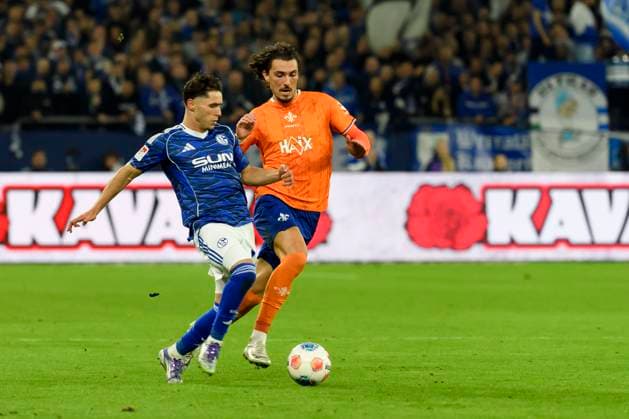 Soufiane El-Faouzi (FC Schalke) und Fraser Hornby (SV Darmstadt 98) im Kampf um den Ball waehrend des spiels der 2. Bundesliga zwischen FC Schalke 04 und SV Darmstadt 98 Veltins-Arena am 24. October 2025 in Gelsenkirchen, Deutschland. (Foto von Max Maiwald DeFodi Images) +++ Soufiane El-Faouzi (FC Schalke) und Fraser Hornby (SV Darmstadt 98) battle for the ball during the 2. Bundesliga match between FC Schalke 04 and SV Darmstadt 98 at Veltins-Arena on October 24, 2025 in Gelsenkirchen, Germany. (Photo by Max Maiwald DeFodi Images) DFB DFL REGULATIONS PROHIBIT ANY USE OF PHOTOGRAPHS AS IMAGE SEQUENCES AND OR QUASI-VIDEO. (Photo by Max Maiwald DeFodi Images) Soufiane El Faouzi FC Schalke and Fraser Hornby SV Darmstadt 98 battle for the ball during the 2 Bundesliga match between FC Schalke 04 and SV Darmstadt 98 Veltins Arena on October 24, 2025 in Gelsenkirchen, Germany Photo by Max Maiwald DeFodi Images Soufiane El Faouzi FC Schalke and Fraser Hornby SV Darmstadt 98 battle for the ball during the 2 Bundesliga match between FC Schalke 04 and SV Darmstadt 98 at Veltins Arena on October 24, 2025 in Gelsenkirchen, Germany Photo by Max Maiwald DeFodi Images DFB DFL REGULATIONS PROHIBIT ANY USE OF PHOTOGRAPHS AS IMAGE SEQUENCES AND OR QUASI VIDEO Photo by Max Maiwald DeFodi Images