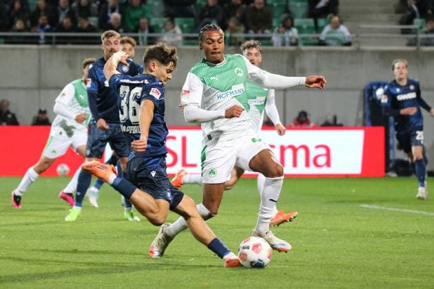 24.10.2025, xpfrx, Fussball 2.Bundesliga, SpVgg Greuther Fuerth - Karlsruher SC v.l. Rafel Pinto Pedrosa (Karlsruher SC KSC) David Abrangao (Greuther Fürth Fuerth) Zweikampf, Aktion, action, battle for the ball (DFL DFB REGULATIONS PROHIBIT ANY USE OF PHOTOGRAPHS as IMAGE SEQUENCES and or QUASI-VIDEO) Fuerth