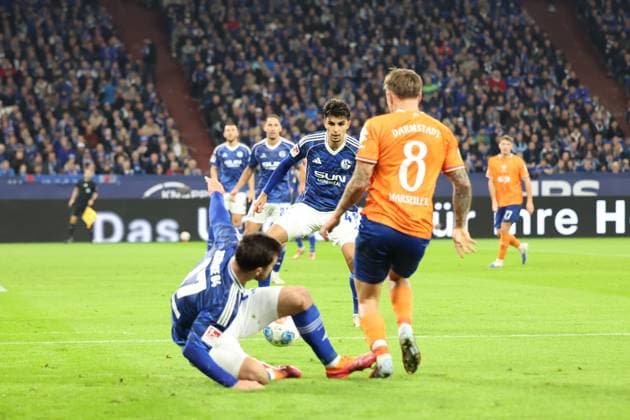 24.10.2025, xrekx, Fussball 2.Bundesliga, FC Schalke 04 - SV Darmstadt 98 v.l. Foulspiel Adrian Gantenbein (FC Schalke 04) Mertcan Ayhan (FC Schalke 04) Luca Marseiler (SV Darmstadt 98) (DFL DFB REGULATIONS PROHIBIT ANY USE OF PHOTOGRAPHS as IMAGE SEQUENCES and or QUASI-VIDEO) Gelsenkirchen