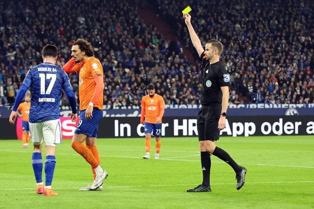 24.10.2025, xrekx, Fussball 2.Bundesliga, FC Schalke 04 - SV Darmstadt 98 v.l. Adrian Gantenbein (FC Schalke 04) hat eine Gelb Karte erhalten, received a yellow card Schiedsrichter Referee Michael Bacher (DFL DFB REGULATIONS PROHIBIT ANY USE OF PHOTOGRAPHS as IMAGE SEQUENCES and or QUASI-VIDEO) Gelsenkirchen