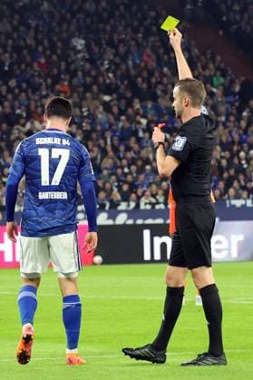 24.10.2025, xrekx, Fussball 2.Bundesliga, FC Schalke 04 - SV Darmstadt 98 v.l. Adrian Gantenbein (FC Schalke 04) hat eine Gelb Karte erhalten, received a yellow card Schiedsrichter Referee Michael Bacher (DFL DFB REGULATIONS PROHIBIT ANY USE OF PHOTOGRAPHS as IMAGE SEQUENCES and or QUASI-VIDEO) Gelsenkirchen