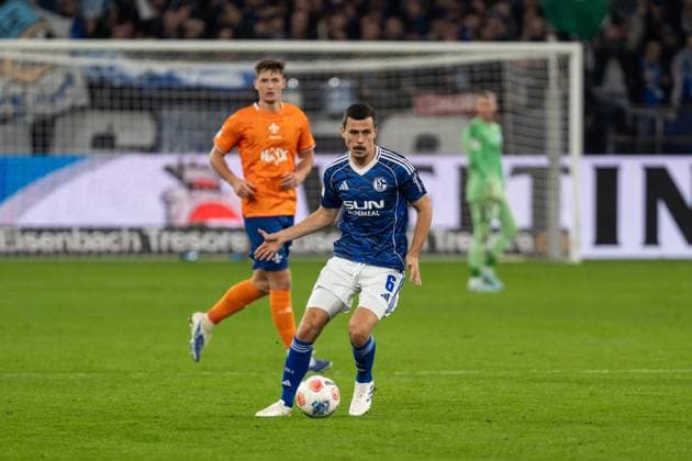 GER, 2. FBL, FC Schalke 04 vs SV Darmstadt 98 24.10.2025, Veltins-Arena, Gelsenkirchen, GER, 2. FBL, FC Schalke 04 vs SV Darmstadt 98 im Bild: Ron Schallenberg (FC Schalke 04, 6) Einzelaktion; Ganzkörper Ganzkoerper ; Ball am Fuss;