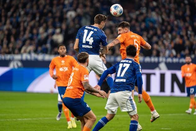 GER, 2. FBL, FC Schalke 04 vs SV Darmstadt 98 24.10.2025, Veltins-Arena, Gelsenkirchen, GER, 2. FBL, FC Schalke 04 vs SV Darmstadt 98 im Bild: Kopfballduell Kopfball Zweikampf zwischen Janik Bachmann (FC Schalke 04, 14) und Matej Maglica (SV Darmstadt 98, 5)