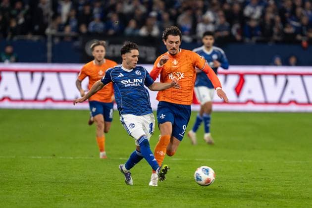 GER, 2. FBL, FC Schalke 04 vs SV Darmstadt 98 24.10.2025, Veltins-Arena, Gelsenkirchen, GER, 2. FBL, FC Schalke 04 vs SV Darmstadt 98 im Bild: Zweikampf zwischen Soufiane El-Faouzi (FC Schalke 04, 23) und Fraser Hornby (SV Darmstadt 98, 9)