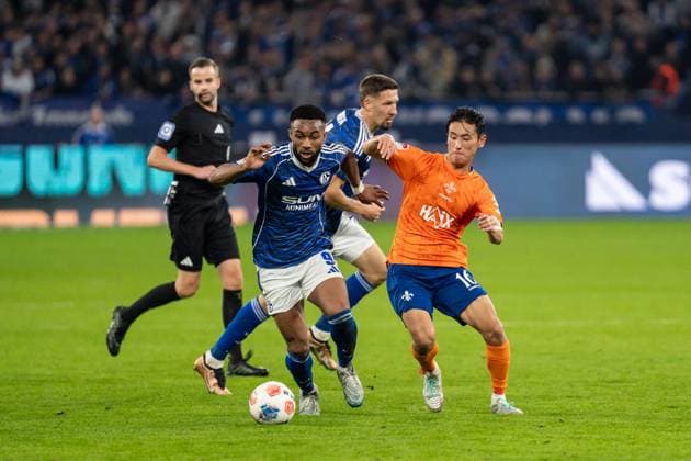 GER, 2. FBL, FC Schalke 04 vs SV Darmstadt 98 24.10.2025, Veltins-Arena, Gelsenkirchen, GER, 2. FBL, FC Schalke 04 vs SV Darmstadt 98 im Bild: Zweikampf zwischen Moussa Sylla (FC Schalke 04, 9) und Hiroki Akiyama (SV Darmstadt 98, 16)