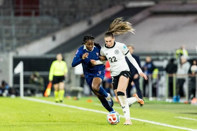 UEFA Women s Nations League: Germany vs. France, 24.10.2025 DUESSELDORF, GERMANY - OCTOBER 24: Jule Brand (Germany, 22) controls the ball against Elisa De Almeida (France, 5) during the UEFA Women’s Nation League Semi Final match between Germany vs. France at Merkur Spiel Arena on October 24, 2025 in Duesseldorf, Germany. Copyright: xBEAUTIFULxSPORTS Wunderlx