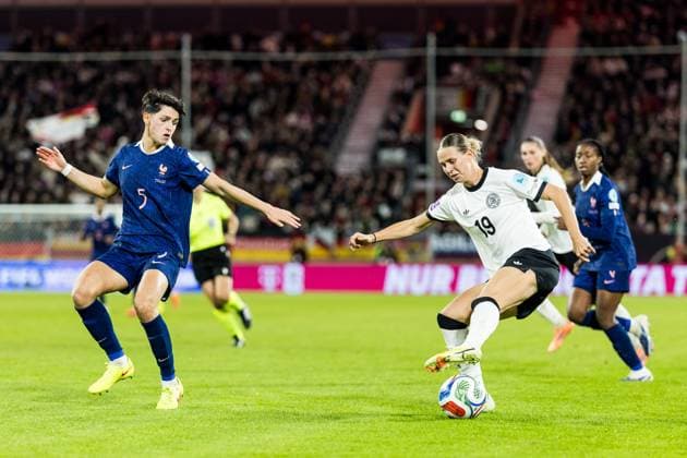 UEFA Women s Nations League: Germany vs. France, 24.10.2025 DUESSELDORF, GERMANY - OCTOBER 24: Klara Buehl (Germany, 19) controls the ball against Elisa De Almeida (France, 5) during the UEFA Women’s Nation League Semi Final match between Germany vs. France at Merkur Spiel Arena on October 24, 2025 in Duesseldorf, Germany. Copyright: xBEAUTIFULxSPORTS Wunderlx