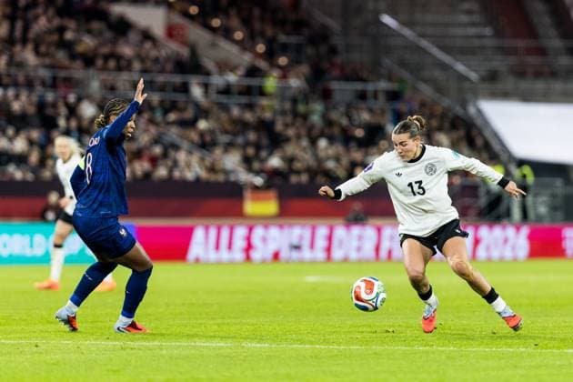 UEFA Women s Nations League: Germany vs. France, 24.10.2025 DUESSELDORF, GERMANY - OCTOBER 24: Carlotta Wamser (Germany, 13) controls the ball against Grace Geyoro (France, 8) during the UEFA Women’s Nation League Semi Final match between Germany vs. France at Merkur Spiel Arena on October 24, 2025 in Duesseldorf, Germany. Copyright: xBEAUTIFULxSPORTS Wunderlx