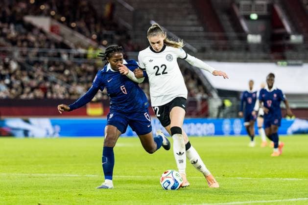 UEFA Women s Nations League: Germany vs. France, 24.10.2025 DUESSELDORF, GERMANY - OCTOBER 24: Jule Brand (Germany, 22) controls the ball against Oriane Jean-Francois (France, 6) during the UEFA Women’s Nation League Semi Final match between Germany vs. France at Merkur Spiel Arena on October 24, 2025 in Duesseldorf, Germany. Copyright: xBEAUTIFULxSPORTS Wunderlx