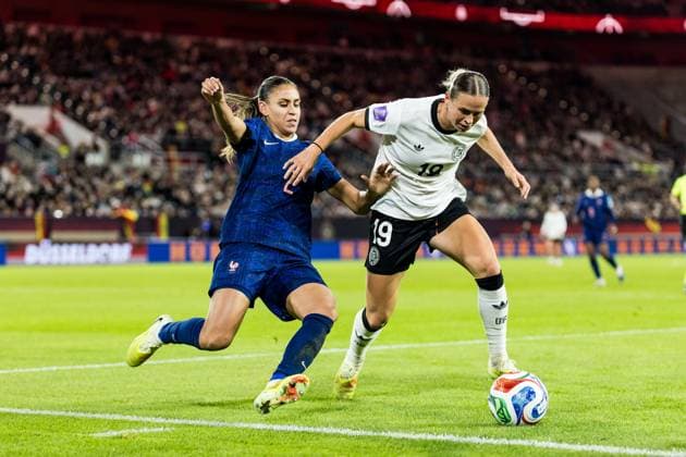 UEFA Women s Nations League: Germany vs. France, 24.10.2025 DUESSELDORF, GERMANY - OCTOBER 24: Klara Buehl (Germany, 19) controls the ball against Maelle Lakrar (France, 2) during the UEFA Women’s Nation League Semi Final match between Germany vs. France at Merkur Spiel Arena on October 24, 2025 in Duesseldorf, Germany. Copyright: xBEAUTIFULxSPORTS Wunderlx