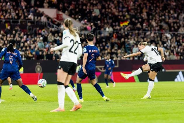 UEFA Women s Nations League: Germany vs. France, 24.10.2025 DUESSELDORF, GERMANY - OCTOBER 24: Klara Buehl (Germany, 19) scoring the goal 1:0 during the UEFA Women’s Nation League Semi Final match between Germany vs. France at Merkur Spiel Arena on October 24, 2025 in Duesseldorf, Germany. Copyright: xBEAUTIFULxSPORTS Wunderlx