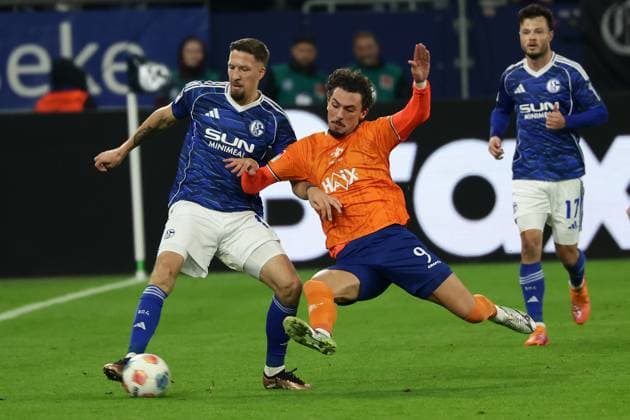 Gelsenkirchen, Veltins Arena, 24.10.25, GER, Herren, 2. Bundesliga, Saison 2025 - 2026, FC Schalke 04 - SV Darmstadt 98, Janik Bachmann (FC Schalke 04) und Fraser Hornby (SV Darmstadt 98) im Zweikampf, DFB DFL REGULATIONS PROHIBIT ANY USE OF PHOTOGRAPHS AS IMAGE SEQUENCES AND OR QUASI-VIDEO.