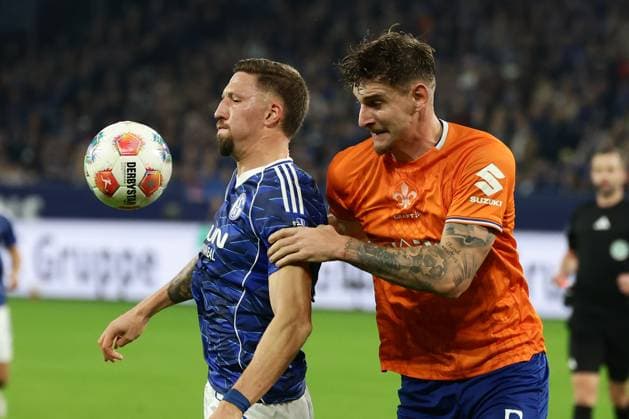 Gelsenkirchen, Veltins Arena, 24.10.25, GER, Herren, 2. Bundesliga, Saison 2025 - 2026, FC Schalke 04 - SV Darmstadt 98, Janik Bachmann (FC Schalke 04) und Matej Maglica (SV Darmstadt 98) im Zweikampf, DFB DFL REGULATIONS PROHIBIT ANY USE OF PHOTOGRAPHS AS IMAGE SEQUENCES AND OR QUASI-VIDEO.