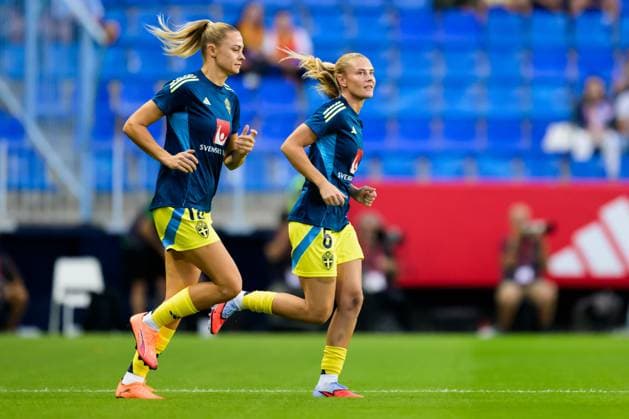 251024 Fridolina Rolfö and Amanda NildÃ n of Sweden ahead of the Women s Nations League semifinal football match between Spain and Sweden on October 24, 2025 in Malaga. Photo: Ludvig Thunman BILDBYRAN kod LT LT0735 fotboll football soccer fotball nations league uefa womens nations league spanien sverige sweden spain dam bbeng semifinal Copyright: LUDVIGxTHUNMAN BB251024LT021