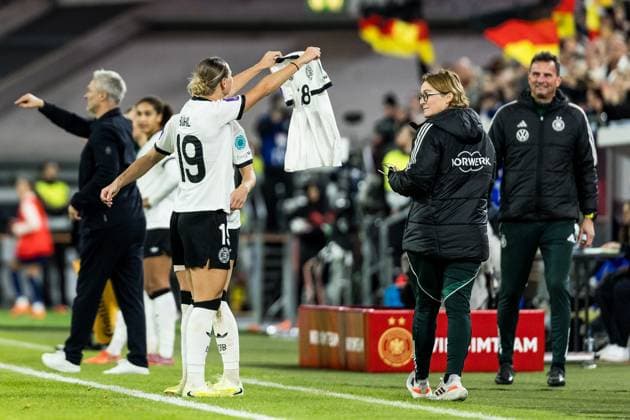 UEFA Women s Nations League: Germany vs. France, 24.10.2025 DUESSELDORF, GERMANY - OCTOBER 24: Klara Buehl (Germany, 19) celebrating her 1:0 goal with Giovanna Hofmanns jersey during the UEFA Women’s Nation League Semi Final match between Germany vs. France at Merkur Spiel Arena on October 24, 2025 in Duesseldorf, Germany. Copyright: xBEAUTIFULxSPORTS Wunderlx