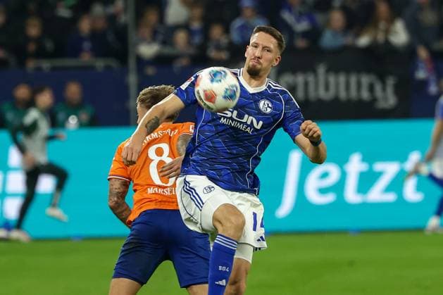 Gelsenkirchen, Veltins Arena, 24.10.25, GER, Herren, 2. Bundesliga, Saison 2025 - 2026, FC Schalke 04 - SV Darmstadt 98, Luca Marseiler (SV Darmstadt 98) und Janik Bachmann (FC Schalke 04) im Zweikampf, DFB DFL REGULATIONS PROHIBIT ANY USE OF PHOTOGRAPHS AS IMAGE SEQUENCES AND OR QUASI-VIDEO.