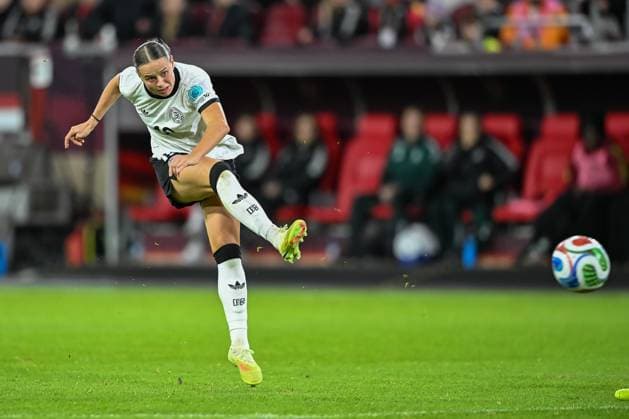 24.10.2025, Fussball: Laenderspiel, WomenÂ s Nations League, Halbfinale, Runde 1 von 2, Saison 2025 2026, Deutschland - Frankreich in der Merkur Spiel-Arena in Duesseldorf. Klara Buehl (Deutschland, 19) erzielt das Tor zum 1:0. Wichtiger Hinweis: Gemaess den Vorgaben der FIFA bzw. der UEFA ist es untersagt, in dem Stadion und oder vom Spiel angefertigte Fotoaufnahmen in Form von Sequenzbildern und oder videoaehnlichen Fotostrecken zu verwerten bzw. verwerten zu lassen. Foto: Kirchner-Media Thomas Haesler *** 24 10 2025, football international, Womens Nations League, semi-final, round 1 of 2, season 2025 2026, Germany France at Merkur Spiel Arena in Duesseldorf Klara Buehl Germany, 19 scores the goal for 1 0 Important note According to FIFA or UEFA regulations, it is prohibited to use or have used photographs taken in the stadium and or of the match in the form of sequential images and or video-like photo series Photo Kirchner Media Thomas Haesler Copyright: xKirchner-Media ThomasxHaeslerx
