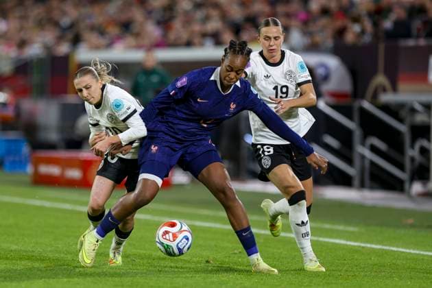 Düsseldorf, Deutschland, 24.10.25: Elisa Senß ( Deutschland ) Marie-Antoinette Katoto ( Frankreich ) und Klara Bühl ( Deutschland ) im Kampf um den Ball waehrend des Halbfinals der UEFA Women s Nations League zwischen Deutschland vs Frankreich in der Merkur-Spiel-Arena Düsseldorf Merkur-Spiel-Arena North Rhine-Westphalia Germany Copyright: xBrauer-Fotoagenturx xAdrianxSchlx