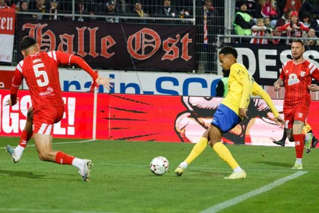 Ayodele Adetula (Lok, 11) (re.) beim Tor zum 1:1 gegen Burim Halili (HFC, 5), Hallescher FC vs. 1.FC Lok Leipzig, Fussball, RL Nordost, 13. Spieltag, Saison 2025 26, 24.10.2025 Halle Leuna Chemie Stadion ST Deutschland