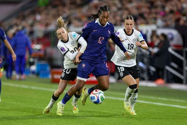 Düsseldorf, Deutschland, 24.10.25: Elisa Senß ( Deutschland ) Marie-Antoinette Katoto ( Frankreich ) und Klara Bühl ( Deutschland ) im Kampf um den Ball waehrend des Halbfinals der UEFA Women s Nations League zwischen Deutschland vs Frankreich in der Merkur-Spiel-Arena Düsseldorf Merkur-Spiel-Arena North Rhine-Westphalia Germany Copyright: xBrauer-Fotoagenturx xAdrianxSchlx