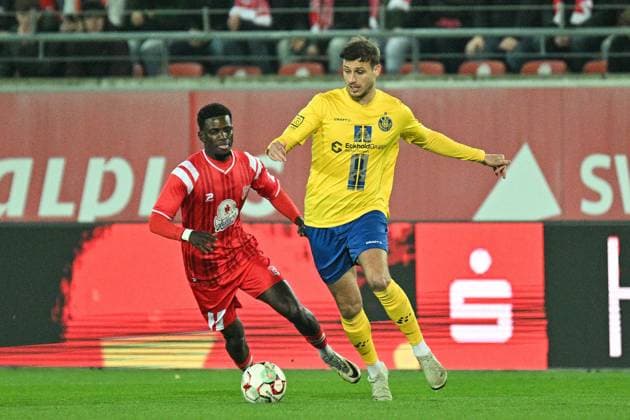 Fußball I Herren I Saison 2025-2026 I Regionalliga I 13. Spieltag I Hallescher FC - 1. FC Lokomotive Leipzig I 24.10.2025 Bocar Baro (26, Hallescher FC) geht in den Zweikampf gegen Laurin Von Piechowski (28, 1. FC Lokomotive Leipzig) Halle (Saale) Leuna-Chemie-Stadion Sachsen-Anhalt Deutschland Copyright: xLobeca InesxHähnelx
