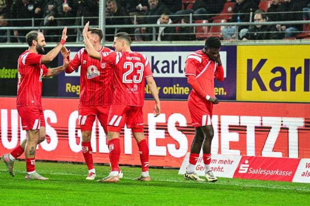 Fußball I Herren I Saison 2025-2026 I Regionalliga I 13. Spieltag I Hallescher FC - 1. FC Lokomotive Leipzig I 24.10.2025 Torjubel Fatlum Elezi (44, Hallescher FC) mit Niclas Stierlin (13, Hallescher FC) und Marius Hauptmann (23, Hallescher FC), Torschütze Bocar Baro (26, Hallescher FC) präsentiert unter dem Trikot ein Shirt mit der Aufschrift RiP Tio (v.l.n.r.) Halle (Saale) Leuna-Chemie-Stadion Sachsen-Anhalt Deutschland Copyright: xLobeca InesxHähnelx