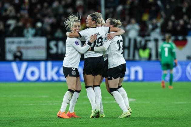 Fussball, UEFA Women™s Nations League Saison 2025 2026 Halbfinale - Hinspiel Deutschland - Frankreich 24.10.2025, MERKUR SPIEL-ARENA Torjubel Deutschland nach dem Tor zum 1-0 durch Klara Bühl (Deutschland, 19) die Spielerinnen freuen sich Düsseldorf MERKUR SPIEL-ARENA Nordrhein-Westfalen Deutschland
