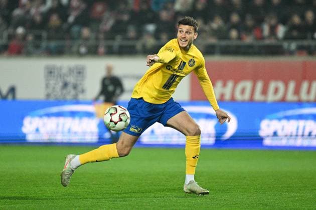 Fußball I Herren I Saison 2025-2026 I Regionalliga I 13. Spieltag I Hallescher FC - 1. FC Lokomotive Leipzig I 24.10.2025 Laurin Von Piechowski (28, 1. FC Lokomotive Leipzig) mit Ball Freisteller, Nahaufnahme, Porträt, Portrait, Einzelfoto, Einzelbild, Körper Halle (Saale) Leuna-Chemie-Stadion Sachsen-Anhalt Deutschland Copyright: xLobeca InesxHähnelx