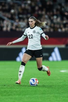 Fussball, UEFA Women™s Nations League Saison 2025 2026 Halbfinale - Hinspiel Deutschland - Frankreich 24.10.2025, MERKUR SPIEL-ARENA Jule Brand (Deutschland, 22) Düsseldorf MERKUR SPIEL-ARENA Nordrhein-Westfalen Deutschland