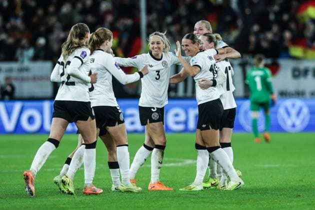 Fussball, UEFA Women™s Nations League Saison 2025 2026 Halbfinale - Hinspiel Deutschland - Frankreich 24.10.2025, MERKUR SPIEL-ARENA Torjubel Deutschland nach dem Tor zum 1-0 durch Klara Bühl (Deutschland, 19) die Spielerinnen freuen sich Düsseldorf MERKUR SPIEL-ARENA Nordrhein-Westfalen Deutschland
