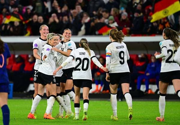 24.10.2025; Duesseldorf; Fussball, Frauen, Saison 2025 2026, UEFA Nations-League, Halbfinale, Deutschland vs. Frankreich Torjubel Deutschland nach dem Tor zum 1-0; 4. v. li. Torschuetzin Klara Buehl (Deutschland) DFL regulations prohibit any use of photographs as image sequences and or quasi-video. Merkur-Spiel-Arena NRW Deutschland