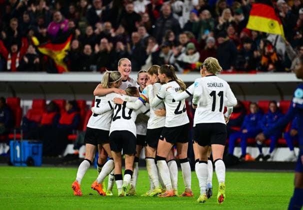 24.10.2025; Duesseldorf; Fussball, Frauen, Saison 2025 2026, UEFA Nations-League, Halbfinale, Deutschland vs. Frankreich Torjubel Deutschland nach dem Tor zum 1-0; DFL regulations prohibit any use of photographs as image sequences and or quasi-video. Merkur-Spiel-Arena NRW Deutschland