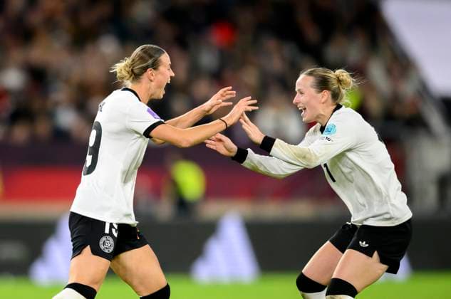 Jubel Klara BUEHL (Bühl) (GER) nach ihrem Tor zum 1:0, r. Franziska Kett (GER) Fussball UEFA Women s Nations League, Halbfinale Hinspiel, Deutschland (GER) - Frankreich (FRA), am 24.10.2025 in Düsseldorf Deutschland. Merkur Spiel Arena