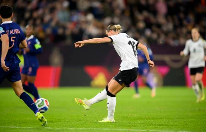 Klara BUEHL (Bühl) (GER) schiesst das Tor zum 1:0, Aktion, Fussball UEFA Women s Nations League, Halbfinale Hinspiel, Deutschland (GER) - Frankreich (FRA), am 24.10.2025 in Düsseldorf Deutschland. Merkur Spiel Arena