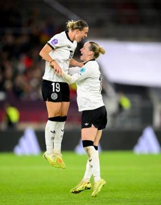 Jubel Klara BUEHL (Bühl) (GER) nach ihrem Tor zum 1:0, r. Franziska Kett (GER) Fussball UEFA Women s Nations League, Halbfinale Hinspiel, Deutschland (GER) - Frankreich (FRA), am 24.10.2025 in Düsseldorf Deutschland. Merkur Spiel Arena