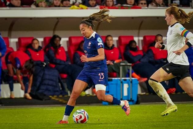 Fussball UEFA Womens Nations League 2024 25, Halbfinale - Deutschland vs Frankreich - Merkur Spiel-Arena (Düsseldorf): Selma Bacha (Frankreich, 13) Düsseldorf Nordrhein-Westfalen Deutschland Copyright: xJOERANxSTEINSIEKx