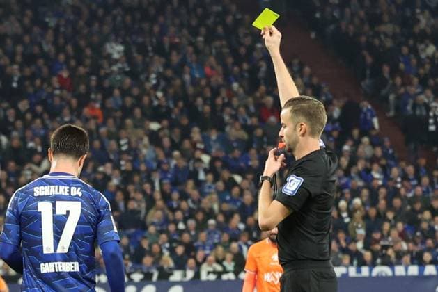 24.10.2025, xrekx, Fussball 2.Bundesliga, FC Schalke 04 - SV Darmstadt 98 v.l. Adrian Gantenbein (FC Schalke 04) hat eine Gelb Karte erhalten, received a yellow card Schiedsrichter Referee Michael Bacher (DFL DFB REGULATIONS PROHIBIT ANY USE OF PHOTOGRAPHS as IMAGE SEQUENCES and or QUASI-VIDEO) Gelsenkirchen
