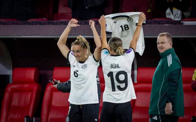 Düsseldorf, Germany. 24th Oct 2025. Torjubel Giulia Gwinn und Klara Bühl (DFB) für Lena Oberdorf (F95) Germany - France Deutschland - Frankreich 24.10.2025