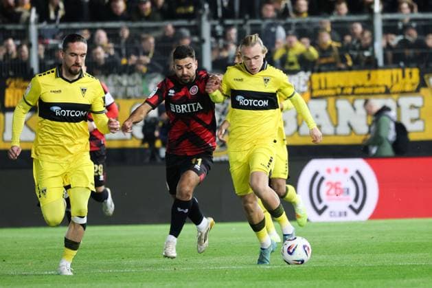 Lars Timo Gindorf (Aachen 23) und Tarik Goezuesirin (Wiesbaden 11), GER, SV Wehen Wiesbaden vs TSV Alemannia Aachen, 3. Liga, 12. Spieltag, 24.10.2025, GER, SV Wehen Wiesbaden vs TSV Alemannia Aachen, 3. Liga, 12. Spieltag, 24.10.2025, Wiesbaden Copyright: xEibner-Pressefoto JoergxNiebergax EP_JNL
