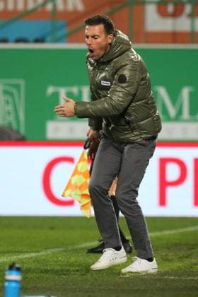 24.10.2025, xpfrx, Fussball 2.Bundesliga, SpVgg Greuther Fuerth - Karlsruher SC v.l. Trainer Christian Eichner (Karlsruher SC KSC) (DFL DFB REGULATIONS PROHIBIT ANY USE OF PHOTOGRAPHS as IMAGE SEQUENCES and or QUASI-VIDEO) Fuerth