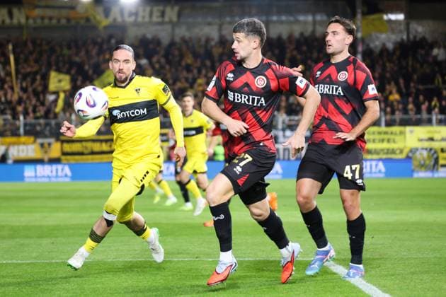 Valmir Sulejmani (Aachen 9) und Jordy Stevn Gillekens (Wiesbaden 27), GER, SV Wehen Wiesbaden vs TSV Alemannia Aachen, 3. Liga, 12. Spieltag, 24.10.2025, GER, SV Wehen Wiesbaden vs TSV Alemannia Aachen, 3. Liga, 12. Spieltag, 24.10.2025, Wiesbaden Copyright: xEibner-Pressefoto JoergxNiebergax EP_JNL