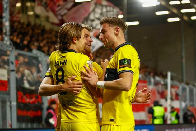 24.10.2025, xavx, Fussball 3.Liga, SV Wehen Wiesbaden - Alemannia Aachen v.l. Mika Schroers (Alemannia Aachen) celebrate the goal, Der Torjubel zum 0:2, Bentley Baxter Bahn (Alemannia Aachen) (DFL DFB REGULATIONS PROHIBIT ANY USE OF PHOTOGRAPHS as IMAGE SEQUENCES and or QUASI-VIDEO) Wiesbaden